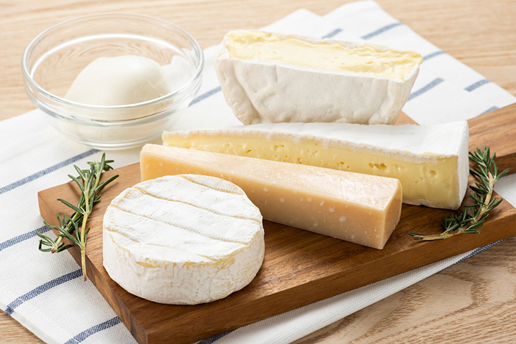 ダイエット中にチーズはNG？太りにくいチーズの食べ方、選び方を紹介！